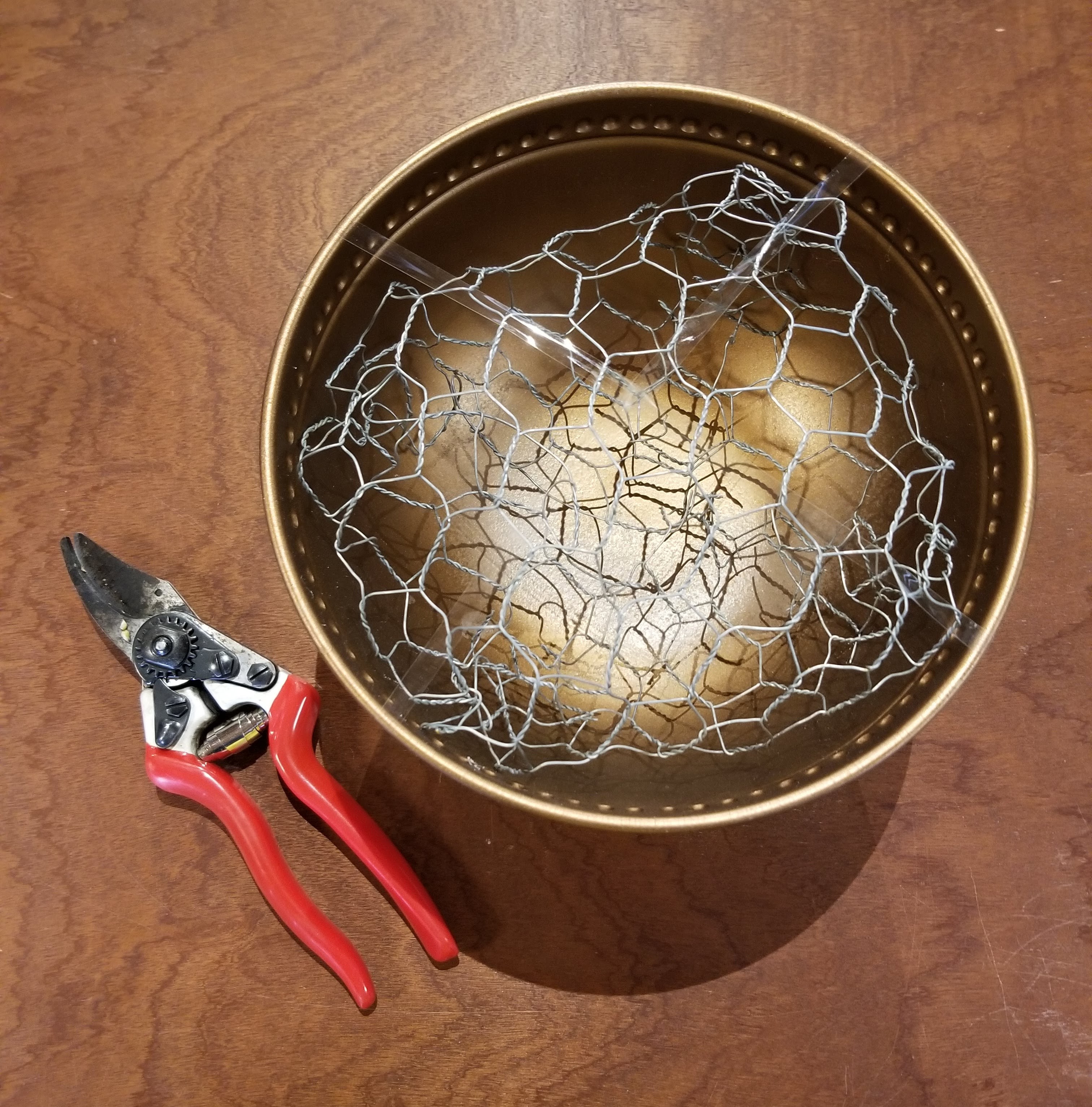 centerpiece bowl with chicken wire taped